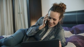 Ευτυχής γυναίκα που μιλά το κινητό τηλέφωνο στο σπίτι βραδιού Χαμογελώντας τηλέφωνο κλήσης γυναικών φιλμ μικρού μήκους Ευτυχής γυναίκα που μιλά το κινητό τηλέφωνο στο σπίτι βραδιού Χαμογελώντας τηλέφωνο κλήσης γυναικών φιλμ μικρού μήκους