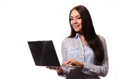 Ευτυχής ελκυστική νέα γυναίκα στο lap-top στάσης πουκάμισων τζιν και οθόνης βλεμμάτων Στοκ εικόνες με δικαίωμα ελεύθερης χρήσης Ευτυχής ελκυστική νέα γυναίκα στο lap-top στάσης πουκάμισων τζιν και οθόνης βλεμμάτων Στοκ εικόνες με δικαίωμα ελεύθερης χρήσης