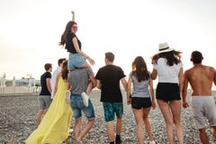 Ευτυχής επανδρώνει και περίπατος της γυναίκας στην ομάδα παραλιών φίλων που απολαμβάνουν τις παραθαλάσσιες διακοπές στοκ εικόνες Ευτυχής επανδρώνει και περίπατος της γυναίκας στην ομάδα παραλιών φίλων που απολαμβάνουν τις παραθαλάσσιες διακοπές στοκ εικόνες