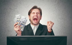 Ευτυχής επιχειρηματίας με τα χρήματα διαθέσιμα και τον υπολογιστή Στοκ εικόνες με δικαίωμα ελεύθερης χρήσης Ευτυχής επιχειρηματίας με τα χρήματα διαθέσιμα και τον υπολογιστή Στοκ εικόνες με δικαίωμα ελεύθερης χρήσης