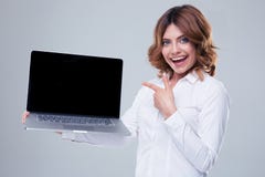 Ευτυχής επιχειρηματίας που δείχνει το δάχτυλο στην οθόνη lap-top Στοκ Εικόνα Ευτυχής επιχειρηματίας που δείχνει το δάχτυλο στην οθόνη lap-top Στοκ Εικόνα