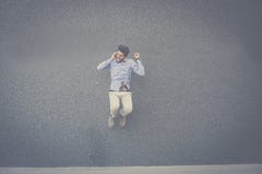 Ευτυχής επιχειρηματίας που πηδά και που μιλά στο έξυπνο τηλέφωνο στοκ εικόνα Ευτυχής επιχειρηματίας που πηδά και που μιλά στο έξυπνο τηλέφωνο στοκ εικόνα