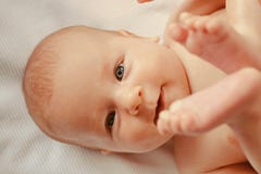 Ευτυχής και ξένοιαστος Νεογέννητο ευτυχές χαμόγελο μωρών Νεογέννητο κοριτσάκι ή αγόρι Να είστε όπως με, να είστε ξένοιαστος στοκ φωτογραφίες με δικαίωμα ελεύθερης χρήσης Ευτυχής και ξένοιαστος Νεογέννητο ευτυχές χαμόγελο μωρών Νεογέννητο κοριτσάκι ή αγόρι Να είστε όπως με, να είστε ξένοιαστος στοκ φωτογραφίες με δικαίωμα ελεύθερης χρήσης