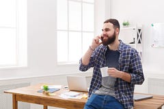 Ευτυχής και χαλαρωμένος κινητός στην αρχή συζήτησης επιχειρηματιών Στοκ Εικόνα Ευτυχής και χαλαρωμένος κινητός στην αρχή συζήτησης επιχειρηματιών Στοκ Εικόνα