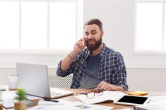 Ευτυχής και χαλαρωμένος κινητός στην αρχή συζήτησης επιχειρηματιών Στοκ εικόνες με δικαίωμα ελεύθερης χρήσης Ευτυχής και χαλαρωμένος κινητός στην αρχή συζήτησης επιχειρηματιών Στοκ εικόνες με δικαίωμα ελεύθερης χρήσης