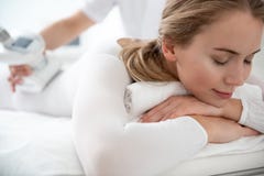 Ευτυχής κυρία που παίρνει τη διαδικασία με τη συσκευή στοκ φωτογραφία με δικαίωμα ελεύθερης χρήσης Ευτυχής κυρία που παίρνει τη διαδικασία με τη συσκευή στοκ φωτογραφία με δικαίωμα ελεύθερης χρήσης