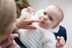 Ευτυχής μητέρα με το νέο γιο της στη Παραμονή Χριστουγέννων κοντά στο χριστουγεννιάτικο δέντρο στοκ φωτογραφία με δικαίωμα ελεύθερης χρήσης Ευτυχής μητέρα με το νέο γιο της στη Παραμονή Χριστουγέννων κοντά στο χριστουγεννιάτικο δέντρο στοκ φωτογραφία με δικαίωμα ελεύθερης χρήσης