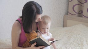 Ευτυχής μητέρα που διαβάζει ένα βιβλίο στο αγόρι παιδιών στο εσωτερικό Γλυκιά στιγμή με το βιβλίο ανάγνωσης μητέρων στο μωρό φιλμ μικρού μήκους Ευτυχής μητέρα που διαβάζει ένα βιβλίο στο αγόρι παιδιών στο εσωτερικό Γλυκιά στιγμή με το βιβλίο ανάγνωσης μητέρων στο μωρό φιλμ μικρού μήκους