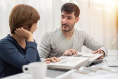 Ευτυχής νέος προγραμματισμός ζευγών στην κίνηση προς το καινούργιο σπίτι τους στοκ εικόνες Ευτυχής νέος προγραμματισμός ζευγών στην κίνηση προς το καινούργιο σπίτι τους στοκ εικόνες