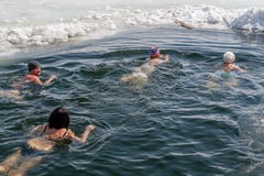 Ευτυχής να κολυμπήσει στο παγωμένο νερό στοκ φωτογραφίες Ευτυχής να κολυμπήσει στο παγωμένο νερό στοκ φωτογραφίες