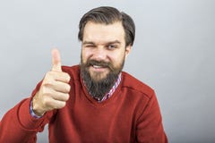 Ευτυχής νεαρός άνδρας που παρουσιάζει ΕΝΤΑΞΕΙ σημάδι με τον αντίχειρά του επάνω και που αναβοσβήνει Στοκ εικόνες με δικαίωμα ελεύθερης χρήσης Ευτυχής νεαρός άνδρας που παρουσιάζει ΕΝΤΑΞΕΙ σημάδι με τον αντίχειρά του επάνω και που αναβοσβήνει Στοκ εικόνες με δικαίωμα ελεύθερης χρήσης