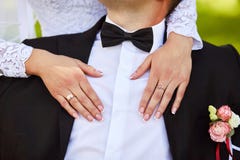 Ευτυχής νÏφη που αγκαλιάζει το νεόνυμφο με τα χÎÏια ΠοÏÏ„ÏÎτο κινηματοΠστοκ φωτογραφίες με δικαίωμα ελεύθερης χρήσης Ευτυχής νÏφη που αγκαλιάζει το νεόνυμφο με τα χÎÏια ΠοÏÏ„ÏÎτο κινηματοΠστοκ φωτογραφίες με δικαίωμα ελεύθερης χρήσης