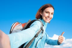 Ευτυχής οδοιπόρος βουνών γυναικών στοκ φωτογραφία Ευτυχής οδοιπόρος βουνών γυναικών στοκ φωτογραφία