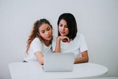 Ευτυχής οικογένεια Mom και έφηβη κόρη που χρησιμοποιούν το lap-top στοκ εικόνα με δικαίωμα ελεύθερης χρήσης Ευτυχής οικογένεια Mom και έφηβη κόρη που χρησιμοποιούν το lap-top στοκ εικόνα με δικαίωμα ελεύθερης χρήσης