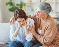 Ευτυχής οικογένεια δύο παλαιά μητέρα γενεών και ενήλικη κόρη στοκ φωτογραφίες Ευτυχής οικογένεια δύο παλαιά μητέρα γενεών και ενήλικη κόρη στοκ φωτογραφίες