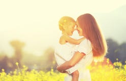 Ευτυχής οικογένεια στο καλοκαίρι αγκάλιασμα κορών μωρών παιδιών μικρών κοριτσιών στοκ φωτογραφίες με δικαίωμα ελεύθερης χρήσης Ευτυχής οικογένεια στο καλοκαίρι αγκάλιασμα κορών μωρών παιδιών μικρών κοριτσιών στοκ φωτογραφίες με δικαίωμα ελεύθερης χρήσης