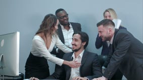 Ευτυχής πολυφυλετική ομάδα businesspeople που γιορτάζει την επιτυχία τους απόθεμα βίντεο Ευτυχής πολυφυλετική ομάδα businesspeople που γιορτάζει την επιτυχία τους απόθεμα βίντεο