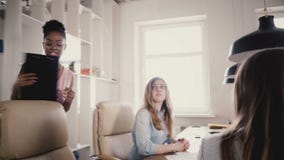 Ευτυχής συνεδρίαση των ομάδων γραφείων αφροαμερικάνων θηλυκή κύρια κορυφαία 'brainstorming' ομάδας Multiethnic, που παράγει τις ι απόθεμα βίντεο Ευτυχής συνεδρίαση των ομάδων γραφείων αφροαμερικάνων θηλυκή κύρια κορυφαία 'brainstorming' ομάδας Multiethnic, που παράγει τις ι απόθεμα βίντεο