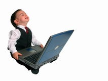 ευτυχής το lap-top του λίγη σειρά ατόμων στοκ φωτογραφία ευτυχής το lap-top του λίγη σειρά ατόμων στοκ φωτογραφία