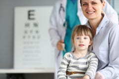 Ευτυχής χαμογελώντας οικογένεια στο γραφείο γιατρών παιδιών στοκ φωτογραφίες Ευτυχής χαμογελώντας οικογένεια στο γραφείο γιατρών παιδιών στοκ φωτογραφίες