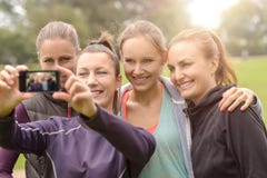 Ευτυχείς γυναίκες που παίρνουν Selfie μετά από την υπαίθρια άσκηση στοκ φωτογραφία με δικαίωμα ελεύθερης χρήσης Ευτυχείς γυναίκες που παίρνουν Selfie μετά από την υπαίθρια άσκηση στοκ φωτογραφία με δικαίωμα ελεύθερης χρήσης
