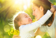 Ευτυχείς μητέρα και αυτή λίγη κόρη υπαίθρια Mom και κόρη που απολαμβάνουν τη φύση μαζί στο πράσινο πάρκο στοκ φωτογραφία με δικαίωμα ελεύθερης χρήσης Ευτυχείς μητέρα και αυτή λίγη κόρη υπαίθρια Mom και κόρη που απολαμβάνουν τη φύση μαζί στο πράσινο πάρκο στοκ φωτογραφία με δικαίωμα ελεύθερης χρήσης
