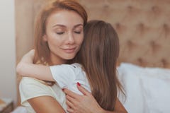 Ευτυχείς μητέρα και κόρη που στηρίζονται στο σπίτι από κοινού στοκ φωτογραφίες με δικαίωμα ελεύθερης χρήσης Ευτυχείς μητέρα και κόρη που στηρίζονται στο σπίτι από κοινού στοκ φωτογραφίες με δικαίωμα ελεύθερης χρήσης