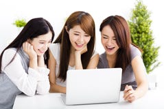 ευτυχείς νέες γυναίκες που προσέχουν το lap-top στο καθιστικό στοκ φωτογραφία με δικαίωμα ελεύθερης χρήσης ευτυχείς νέες γυναίκες που προσέχουν το lap-top στο καθιστικό στοκ φωτογραφία με δικαίωμα ελεύθερης χρήσης