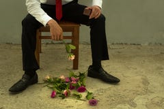 Ευτυχείς πατέρας και παιδί που γελούν και που παίζουν μαζί, φροντίζοντας κόρη στην πλάτη του σε ένα υπαίθριο δασικό πάρκο στοκ φωτογραφία με δικαίωμα ελεύθερης χρήσης Ευτυχείς πατέρας και παιδί που γελούν και που παίζουν μαζί, φροντίζοντας κόρη στην πλάτη του σε ένα υπαίθριο δασικό πάρκο στοκ φωτογραφία με δικαίωμα ελεύθερης χρήσης
