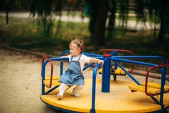 Ευτυχείς περίπατοι παιδιών στο πάρκο και παιχνίδι στην παιδική χαρά στοκ εικόνα Ευτυχείς περίπατοι παιδιών στο πάρκο και παιχνίδι στην παιδική χαρά στοκ εικόνα