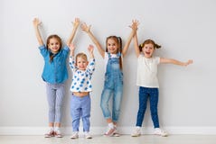 Ευτυχείς φίλοι παιδιών γύρω από τους κενούς τοίχους στοκ φωτογραφία με δικαίωμα ελεύθερης χρήσης Ευτυχείς φίλοι παιδιών γύρω από τους κενούς τοίχους στοκ φωτογραφία με δικαίωμα ελεύθερης χρήσης