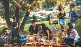 Ευτυχείς φίλοι που έχουν τη διασκέδαση στον αμπελώνα μετά από το ηλιοβασίλεμα - χιλιετής στρατοπέδευση νέων στο υπαίθριο πικ-νίκ στοκ φωτογραφία με δικαίωμα ελεύθερης χρήσης Ευτυχείς φίλοι που έχουν τη διασκέδαση στον αμπελώνα μετά από το ηλιοβασίλεμα - χιλιετής στρατοπέδευση νέων στο υπαίθριο πικ-νίκ στοκ φωτογραφία με δικαίωμα ελεύθερης χρήσης
