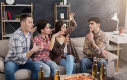 Ευτυχείς φίλοι που παίζουν την εικασία παιχνιδιών που είμαι στοκ εικόνες Ευτυχείς φίλοι που παίζουν την εικασία παιχνιδιών που είμαι στοκ εικόνες