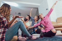 Ευτυχείς φίλοι που παίζουν την εικασία παιχνιδιών που και που έχουν τη διασκέδαση στοκ εικόνα Ευτυχείς φίλοι που παίζουν την εικασία παιχνιδιών που και που έχουν τη διασκέδαση στοκ εικόνα