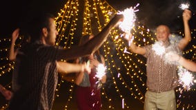 Ευτυχείς φίλοι που χορεύουν με το κόμμα sparklers τη νύχτα απόθεμα βίντεο Ευτυχείς φίλοι που χορεύουν με το κόμμα sparklers τη νύχτα απόθεμα βίντεο