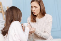 Ευχάριστη προσοχή μητέρων αγάπης takign της μικρή άρρωστη κόρη στοκ φωτογραφία με δικαίωμα ελεύθερης χρήσης Ευχάριστη προσοχή μητέρων αγάπης takign της μικρή άρρωστη κόρη στοκ φωτογραφία με δικαίωμα ελεύθερης χρήσης