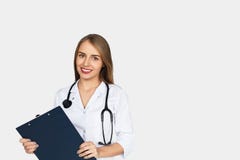Ευχαριστημένη θηλυκή τοποθέτηση γιατρών με το αρχείο στοκ εικόνες Ευχαριστημένη θηλυκή τοποθέτηση γιατρών με το αρχείο στοκ εικόνες