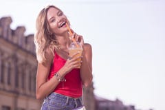 Ευχαριστημένη συμπαθητική γυναίκα που απολαμβάνει το νόστιμο ποτό της στοκ εικόνες Ευχαριστημένη συμπαθητική γυναίκα που απολαμβάνει το νόστιμο ποτό της στοκ εικόνες