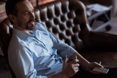 Ευχαριστημένος μόνος - απασχολημένο άτομο που έχει ένα υπόλοιπο στοκ φωτογραφίες Ευχαριστημένος μόνος - απασχολημένο άτομο που έχει ένα υπόλοιπο στοκ φωτογραφίες