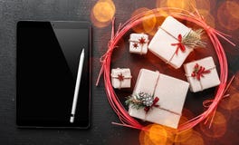 Ευχετήρια κάρτα Χριστουγέννων, μαύρο ipad για να γράψει ένα μήνυμα για τον αγαπημένο αυτό και το αγαπητό, συμβολικό δώρο του χειμ στοκ εικόνα με δικαίωμα ελεύθερης χρήσης Ευχετήρια κάρτα Χριστουγέννων, μαύρο ipad για να γράψει ένα μήνυμα για τον αγαπημένο αυτό και το αγαπητό, συμβολικό δώρο του χειμ στοκ εικόνα με δικαίωμα ελεύθερης χρήσης