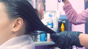 Εφαρμογή της κερατίνης στην τρίχα Ενίσχυση της τρίχας με την κερατίνη φιλμ μικρού μήκους Εφαρμογή της κερατίνης στην τρίχα Ενίσχυση της τρίχας με την κερατίνη φιλμ μικρού μήκους