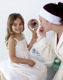 εφαρμόζοντας την κόρη blusher η μη&t εφαρμόζοντας την κόρη blusher η μη&t