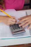 Εφηβική μαθήτρια που χρησιμοποιεί τον υπολογιστή γράφοντας στοκ φωτογραφία με δικαίωμα ελεύθερης χρήσης Εφηβική μαθήτρια που χρησιμοποιεί τον υπολογιστή γράφοντας στοκ φωτογραφία με δικαίωμα ελεύθερης χρήσης
