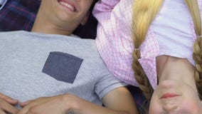 Εφηβικό ζεύγος που βρίσκεται στο coverlet υπαίθρια, αθώα πρώτη αγάπη, φιλία απόθεμα βίντεο Εφηβικό ζεύγος που βρίσκεται στο coverlet υπαίθρια, αθώα πρώτη αγάπη, φιλία απόθεμα βίντεο