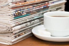 εφημερίδα φλυτζανιών καφέ στοκ εικόνες εφημερίδα φλυτζανιών καφέ στοκ εικόνες