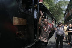 λεωφορείο καταστρωμάτων αρχαίων και μεταφορών ραγών στην πόλη σόλο, κεντρική Ιάβα στοκ εικόνα λεωφορείο καταστρωμάτων αρχαίων και μεταφορών ραγών στην πόλη σόλο, κεντρική Ιάβα στοκ εικόνα