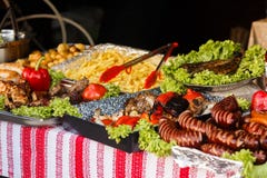 Εύγευστα bbq λουκάνικων λαχανικά στην ανοικτή σχάρα, που εξυπηρετεί στο outd στοκ φωτογραφία Εύγευστα bbq λουκάνικων λαχανικά στην ανοικτή σχάρα, που εξυπηρετεί στο outd στοκ φωτογραφία