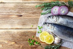 Εύγευστες αλατισμένες ρέγγες με το κρεμμύδι και το λεμόνι στοκ φωτογραφίες με δικαίωμα ελεύθερης χρήσης Εύγευστες αλατισμένες ρέγγες με το κρεμμύδι και το λεμόνι στοκ φωτογραφίες με δικαίωμα ελεύθερης χρήσης