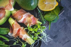 Εύγευστες φρυγανιές του αβοκάντο και του prosciutto με την πράσινη βλαστημένη μουστάρδα στοκ φωτογραφία με δικαίωμα ελεύθερης χρήσης Εύγευστες φρυγανιές του αβοκάντο και του prosciutto με την πράσινη βλαστημένη μουστάρδα στοκ φωτογραφία με δικαίωμα ελεύθερης χρήσης