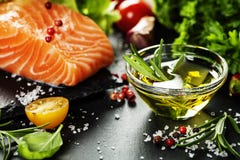 Εύγευστη μερίδα της φρέσκιας λωρίδας σολομών με τα αρωματικά χορτάρια, στοκ φωτογραφίες Εύγευστη μερίδα της φρέσκιας λωρίδας σολομών με τα αρωματικά χορτάρια, στοκ φωτογραφίες